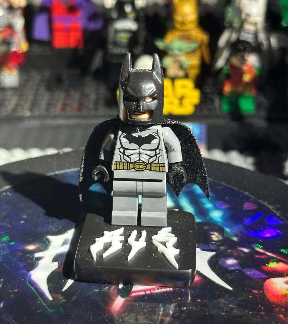 LEGO Batman Minifigure with Spongy Cape and Gold Belt DC Comics Super Heroes (sh